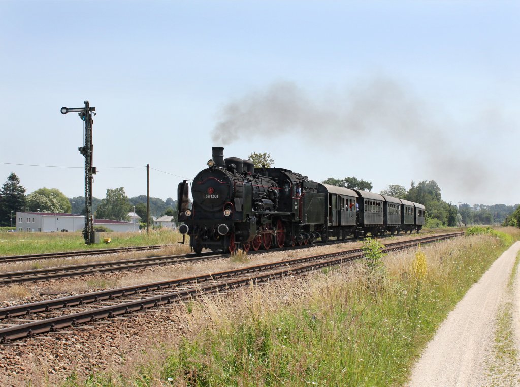 Die 38 1301 mit einem Sonderzug nach Mhldorf am 30.06.2012 bei der Ausfahrt aus Tling.