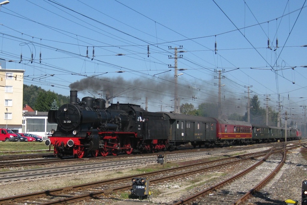 Die 38 1301 der GEG mit dem Sonderzug 14180 und V200 033 als Nachschiebe-Lok am 22.9.2010; Bahnhof  Attnang Puchheim.