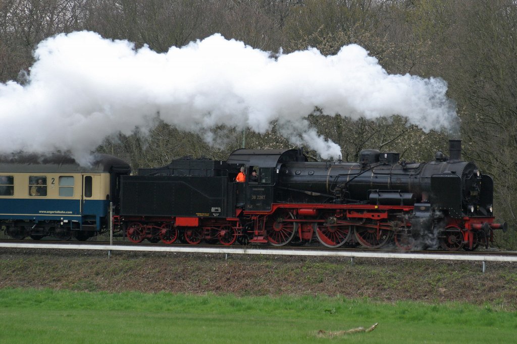 Die 38 2267 mit ihrem Sonderzug nach Flandersbach am 11.4.10am Abzweig Anger