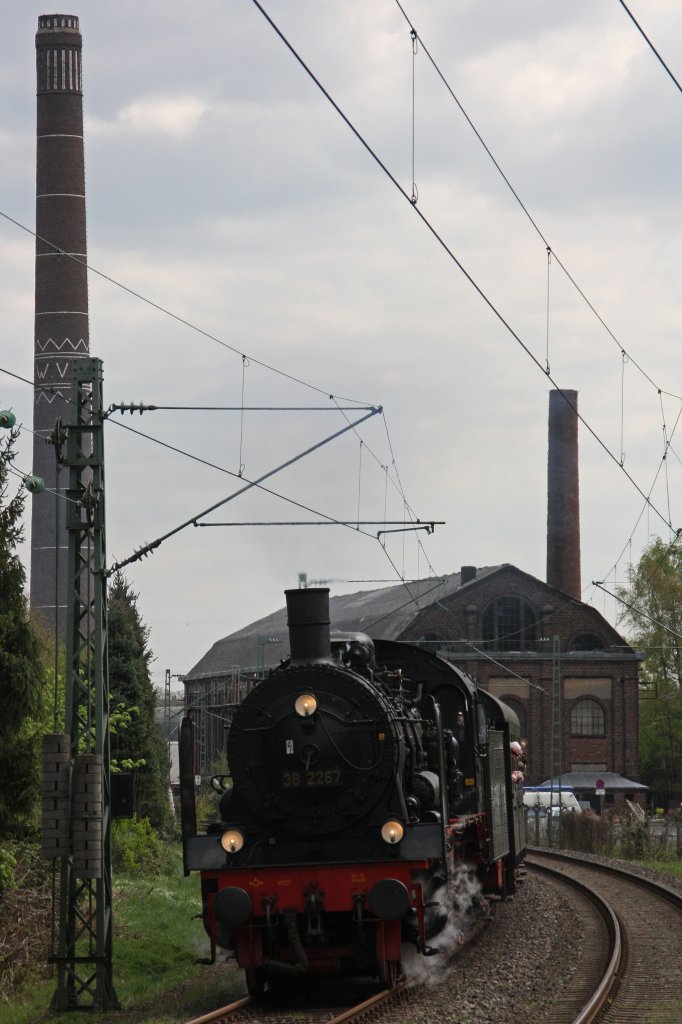 Die 38 2267 zieht am 16.4.11 ihren Sonderzug vom Eisenbahnmuseum Bochum-Dahlhausen durch Essen-Horst.