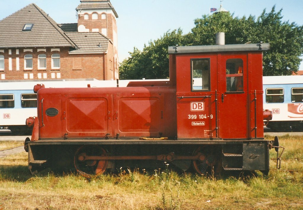 Die 399 104-9 (Heinrich) stand im Sommer 1999 im Bahnhof Wangerooge. Ab 1999 trug sie zustzlich zur Fahrzeugnummer den Namen ''Heinrich'' wie sie liebevoll vom Bahnpersonal genannt wurde.