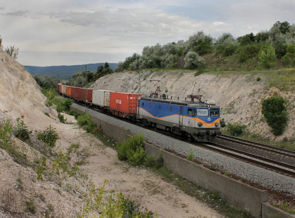 Die 400 167 mit einem Containerzug am 09.06.2012 unterwegs bei Szr.