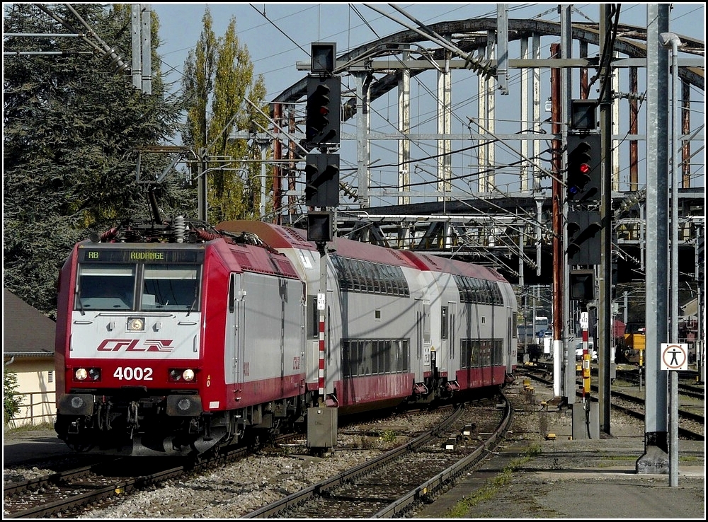Die 4002 mit einer RB nach Rodange am Haken, sucht sich ihren Weg durch den Weichen- und Mastenwirrwar im Bahnhof von Esch-sur-Alzette. 09.10.2010 