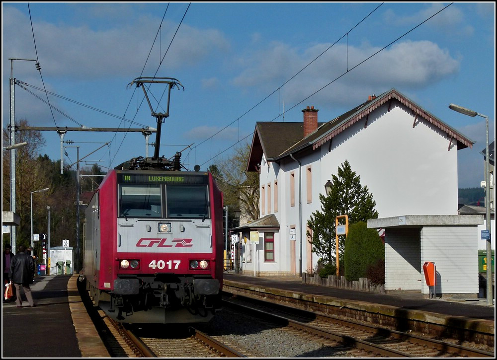 Die 4017 kommt am 08.02.2011 mit dem IR 3737 Troisvierges-Luxembourg im Bahnhof von Wilwerwiltz an. (Jeanny)