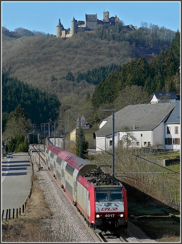 Die 4017 zieht am 07.03.10 ihren Wendezug durch die Ortschaft Michelau, whrend im Hintergrund die Burg Bourscheid ber dem Tal thront. (Hans)