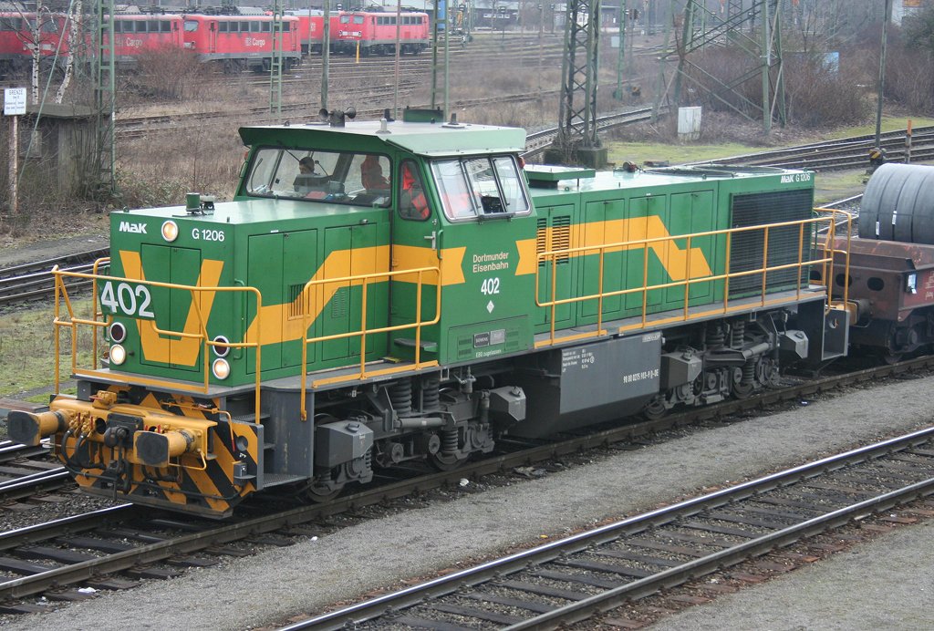 Die 402 der Dortmunder Eisenbahn zieht einen Stahlrollenzug in Oberhausen West am 05.02.2010, im Hintergrund sind BR 140 sichtbar