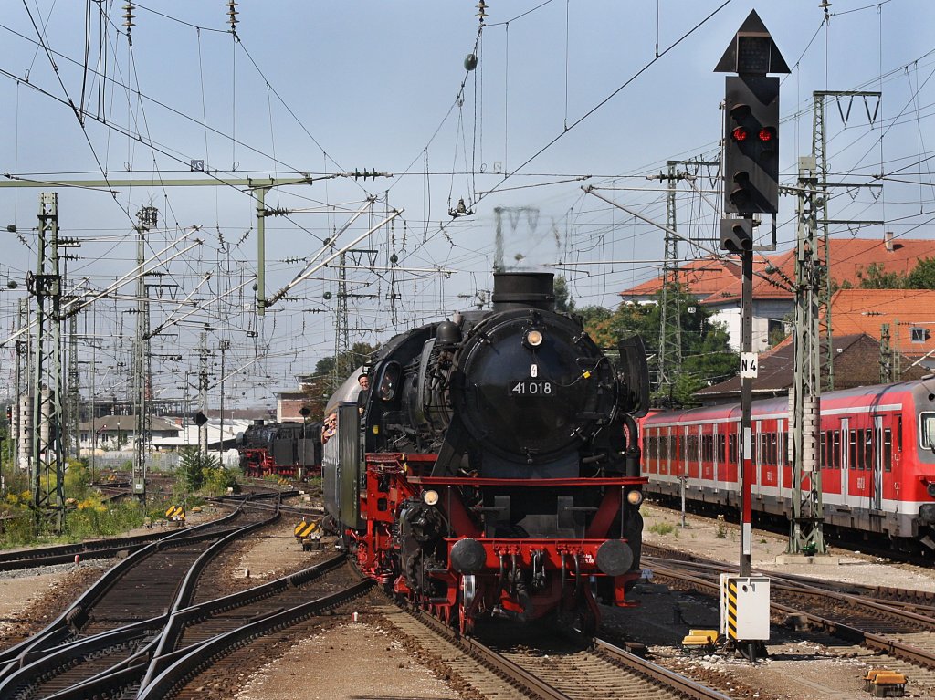 Die 41 018 am 21.08.2010 mit ihrem Sonderzug zum Jubilum 175 Jahre Deutsche Eisenbahn bei der Einfahrt in den Nrnberger Hbf. 