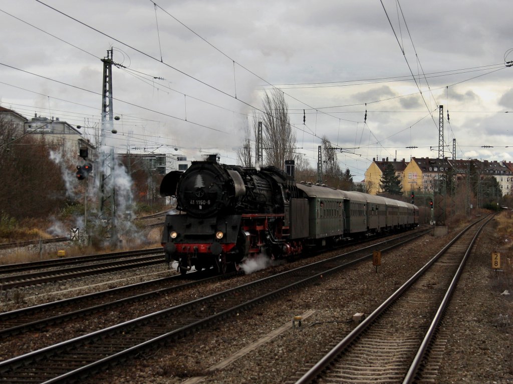 Die 41 1150 am 04.12.2011 mit einem Sonderzug bei der Durchfahrt am Heimeranplatz (Mnchen).