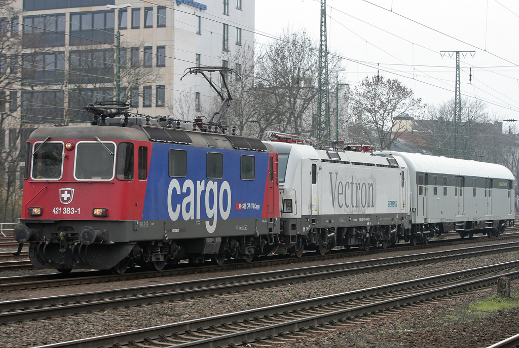 Die 421 383-1 der SBB Cargo zieht den Siemens Vectron und einen Wagen durch Kln West am 20.02.2011
