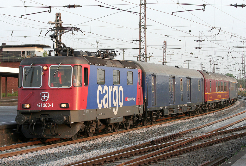 Die 421 383-1 der SBB Cargo zieht einen Sonderzug durch Duisburg HBF am 05.05.2011