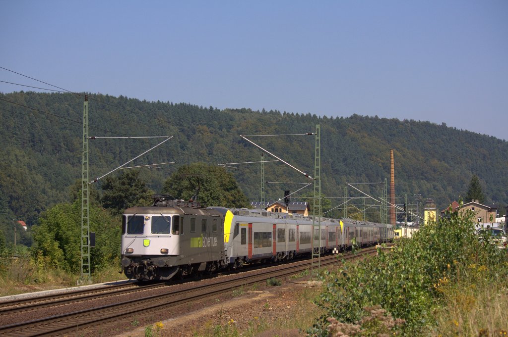 Die 421 383 von Rail Adventure fuhr am 26.08.2011 mit zwei Belgischen Triebz�gen durch K�nigstein, richtung Dresden.