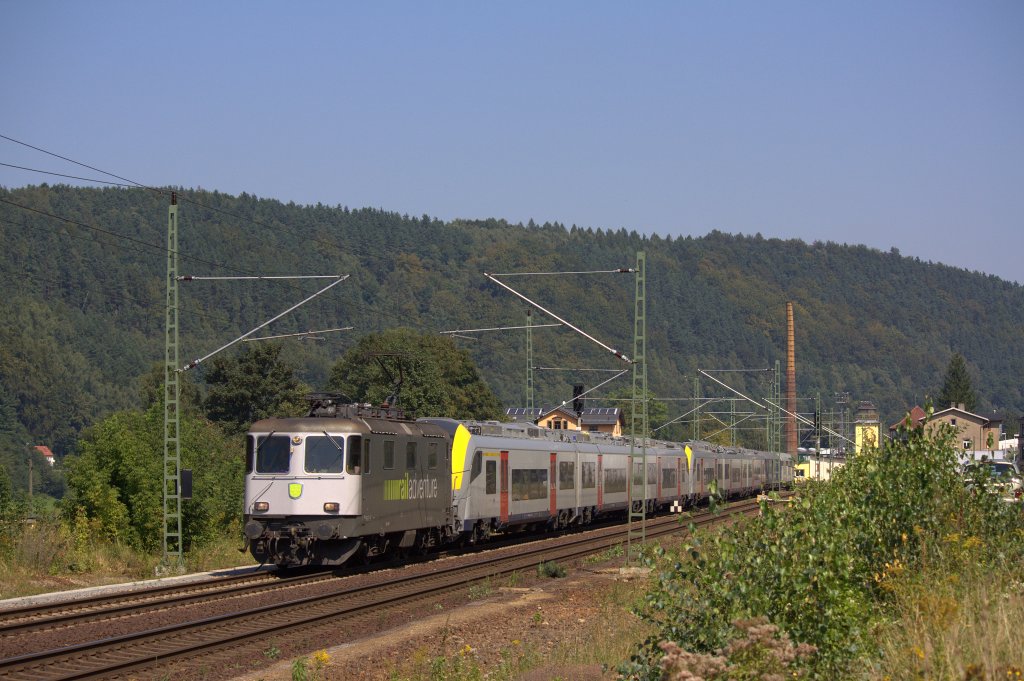 Die 421 383 von Rail Adventure fuhr am 26.08.2011 mit zwei Belgischen Triebzgen durch Knigstein, richtung Dresden.