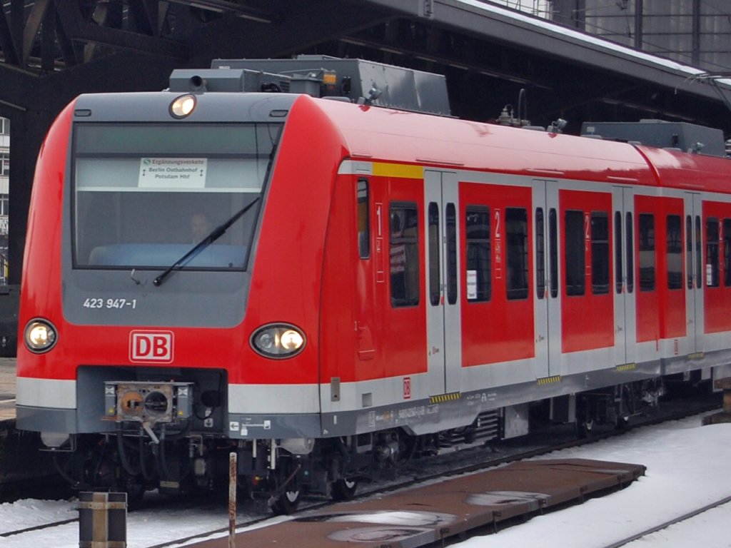 Die 423 947-1  S-Bahn Ersatzverkehr  war am 04.02.2010 am Berlin Zoologischen Garten an zu treffen. Unterwegs vom Potsdam nach Berlin Ostbahnhof.