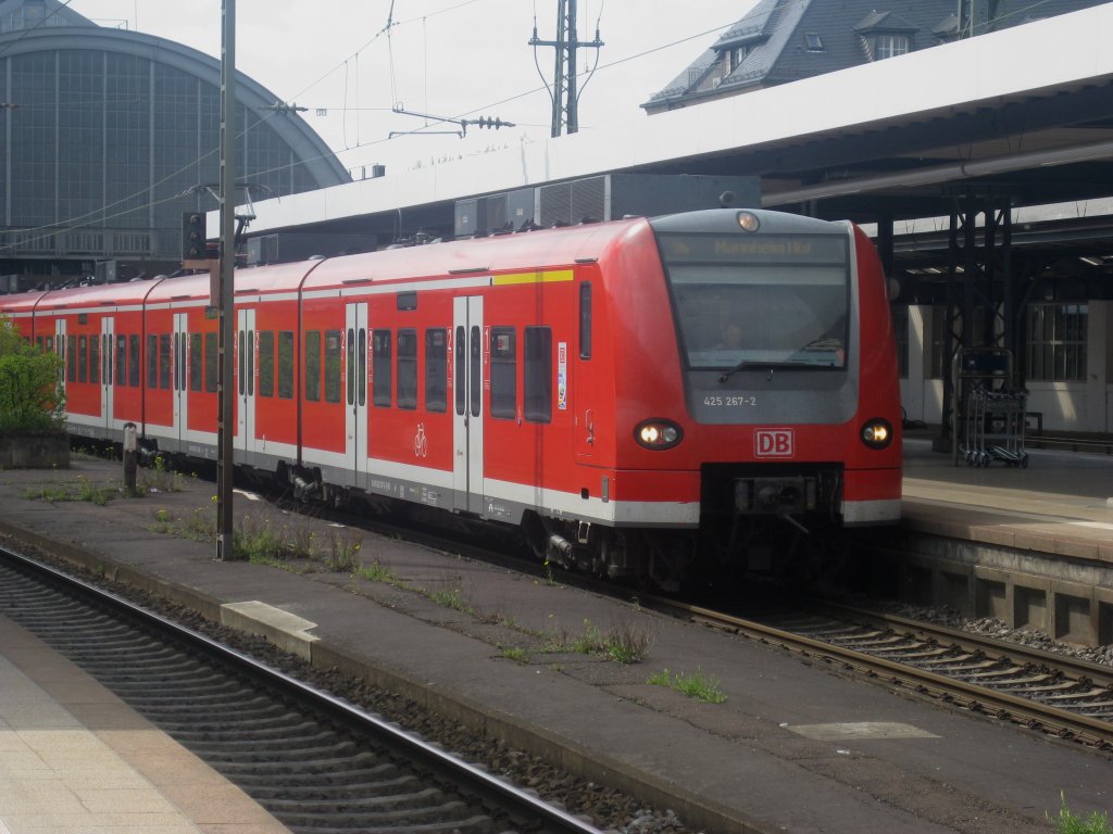 Die 425-267-2 fuhr am 16.04.2011 als RB 38848 von Karlsruhe Hbf nach Mannheim Hbf. Sie ist gerade bei der Ausfahrt von Karlsruhe Hbf von Gleis 2.