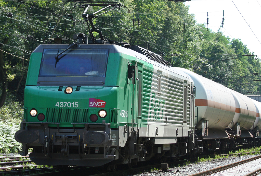 Die 437015 der SNCF zieht einen Gz durch Duisburg Neudorf am 08.07.2010