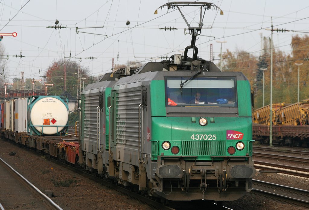 Die 437025 zieht in DT einen Gemischten durch Dsseldorf Rath am 31.10.2009