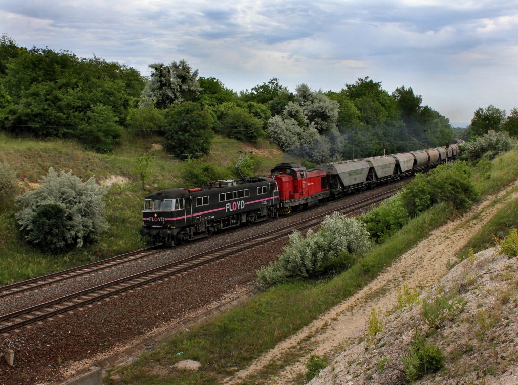 Die 450 001 und die 429 003 mit einem Getreidezug am 09.06.2012 unterwegs bei Szr.