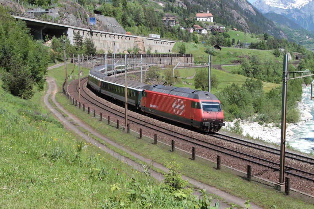 Die 460 118-3 mit einem IR bei Wassen am 13.06.2013