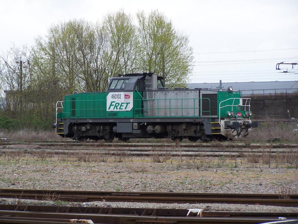 Die 460102 steht am 11/04/2012 im Betriebswerk Hausbergen abgestellt.