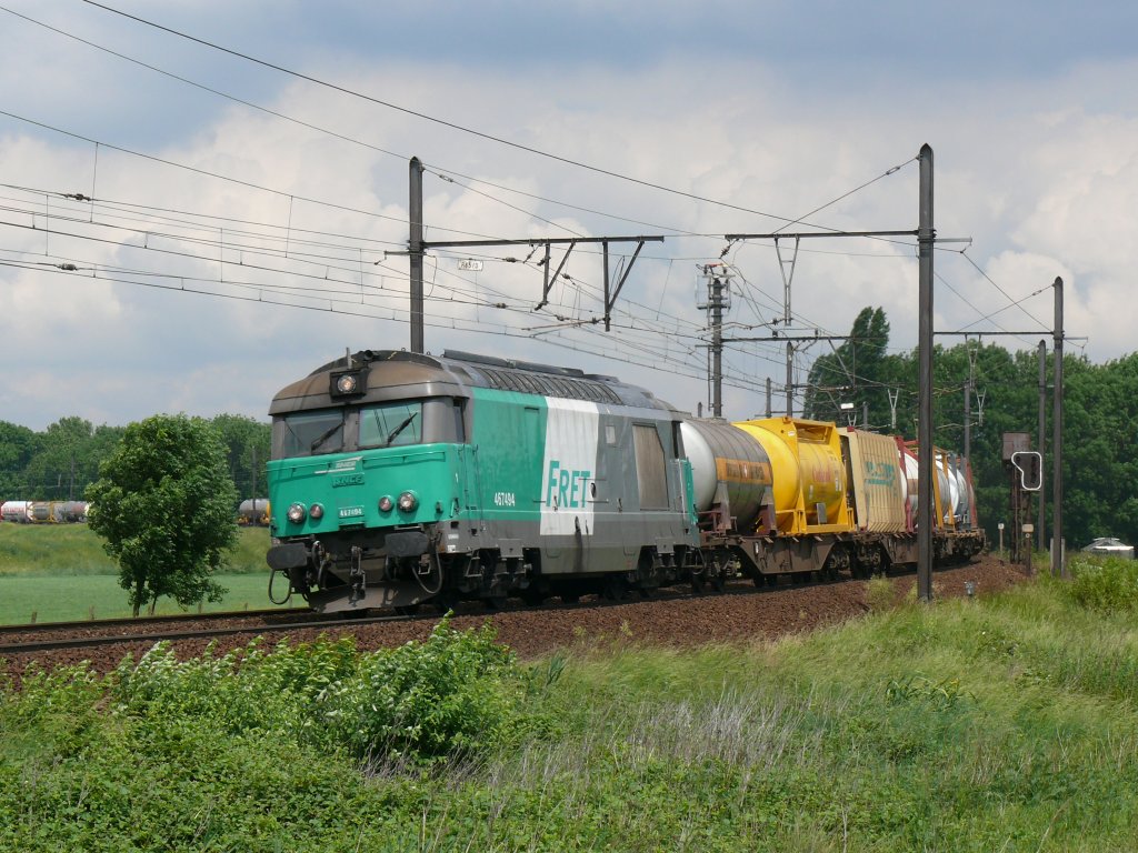 Die 467 494 FRET der SNCF zieht einen langen Containerzug durch die grosse Schleife bei Ekeren. Aufgenommen am 12/06/2010.