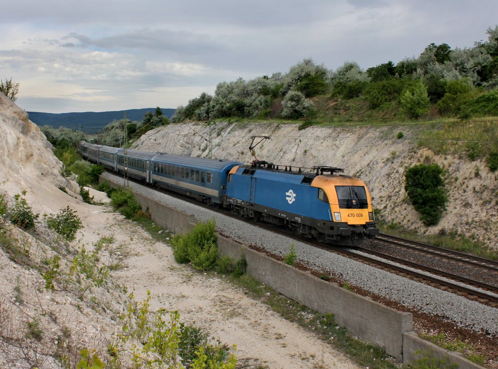 Die 470 009 mit einem EN nach Budapest am 09.06.2012 unterwegs bei Szr.