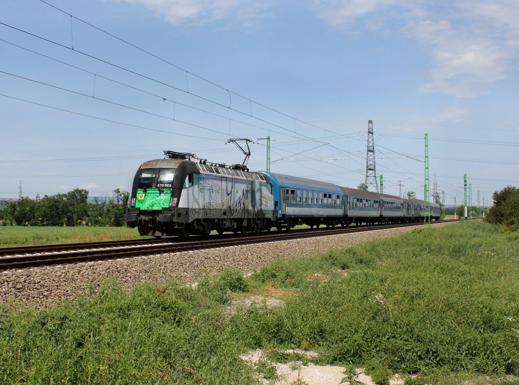 Die 470 503 mit einem Personenzug am 09.06.2012 unterwegs bei Erdőht.