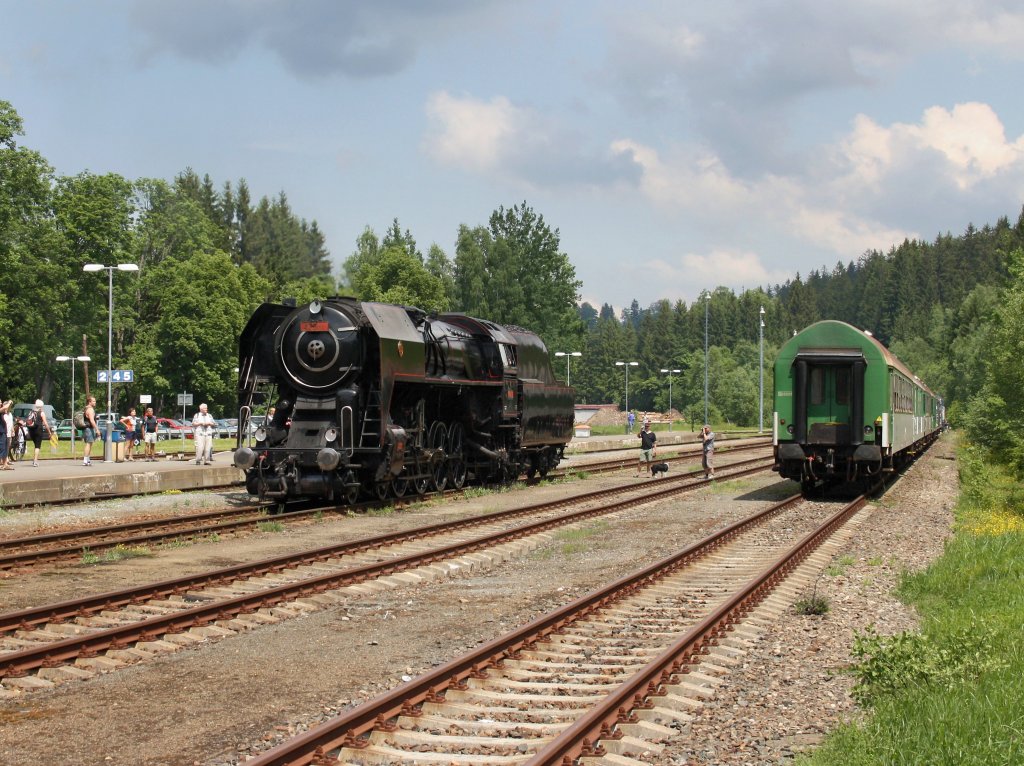 Die 475 111 am 04.06.2011 bei einer Rangierfahrt in B�hmisch Eisenstein. 