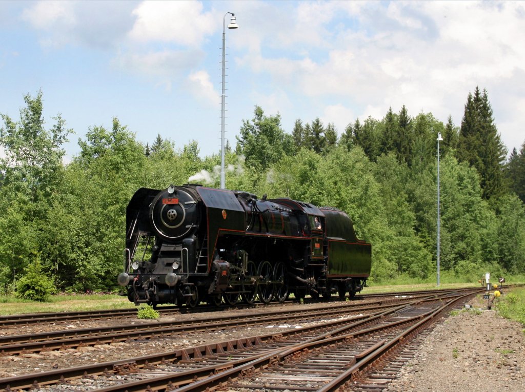Die 475 111 am 04.06.2011 bei einer Rangierfahrt in Bhmisch Eisenstein. 
