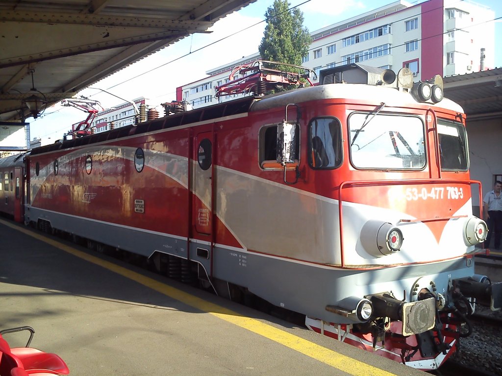Die 477-763-3 steht am 02.07.2013 abfahrtbereit an Bahnsteig 2 des Bukarester Nordbahnhofs mit einem IR nach Craiova.