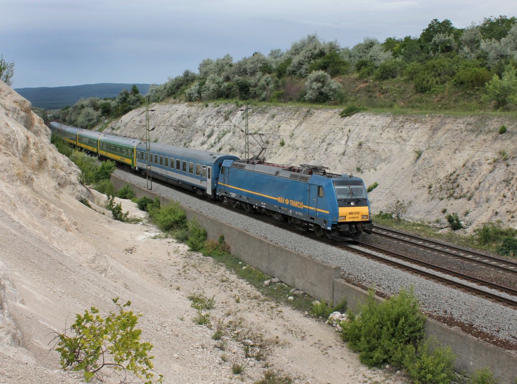 Die 480 010 mit einem IC nach Budapest am 09.06.2012 unterwegs bei Szr.