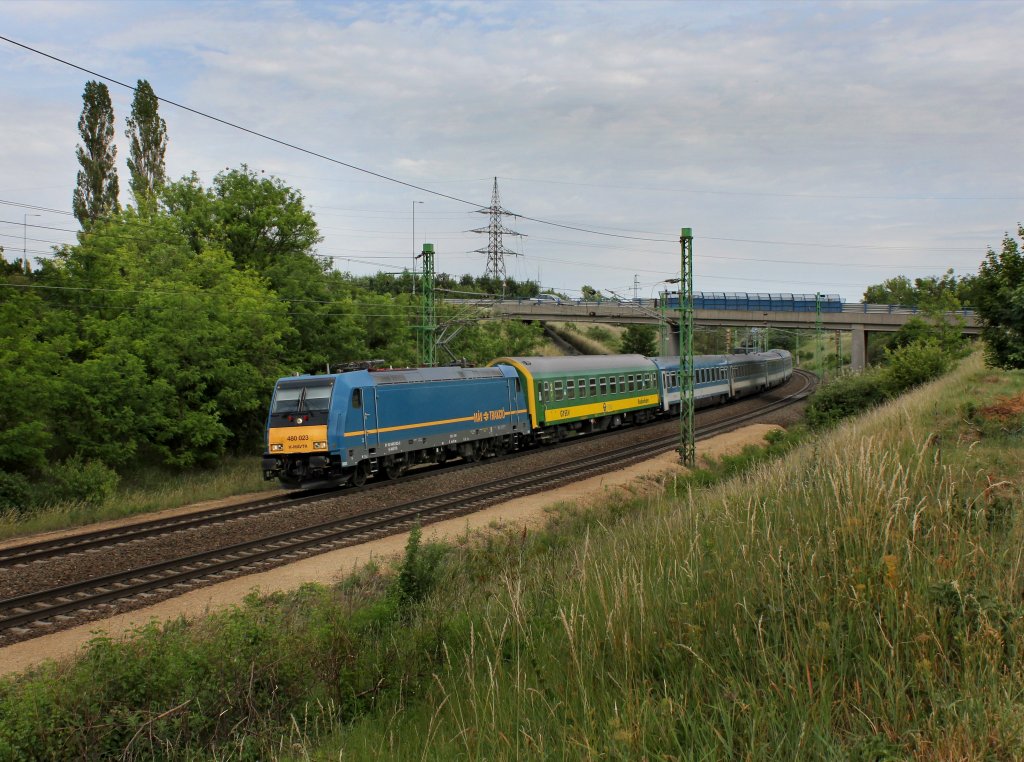 Die 480 023 mit einem IC am 09.06.2012 unterwegs bei Biatorbgy.