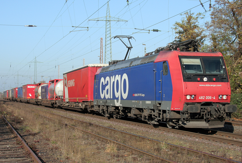 Die 482 006-4 zieht einen kurzen Gz durch Ratingen Lintorf am 12.11.2011
