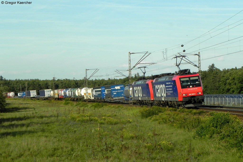 Die 482 009-8 und 482 017-1 mit einem Containerzug Richtung Sden bei Waghusel. Aufgenommen am 23.09.2011.