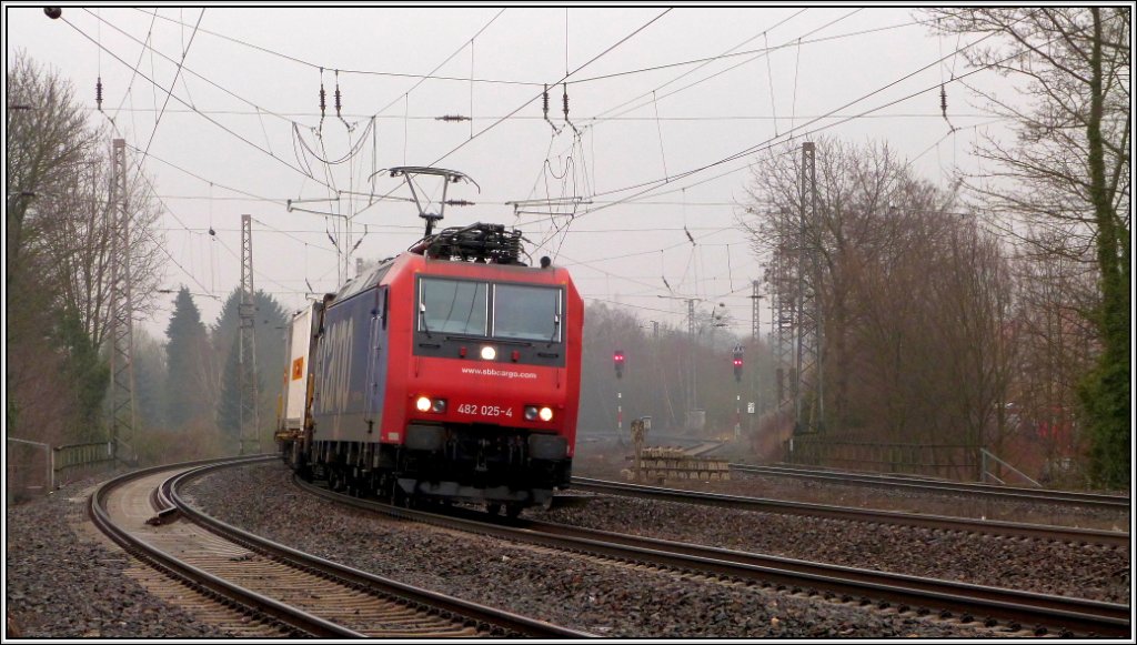 Die 482 025-4 legt sich mit ihrer Güterfracht elegant in den Gleisbogen am Bahnhof
Eschweiler. Trübes Wetter auch bei uns hier in Aachen Anfang April 2013.