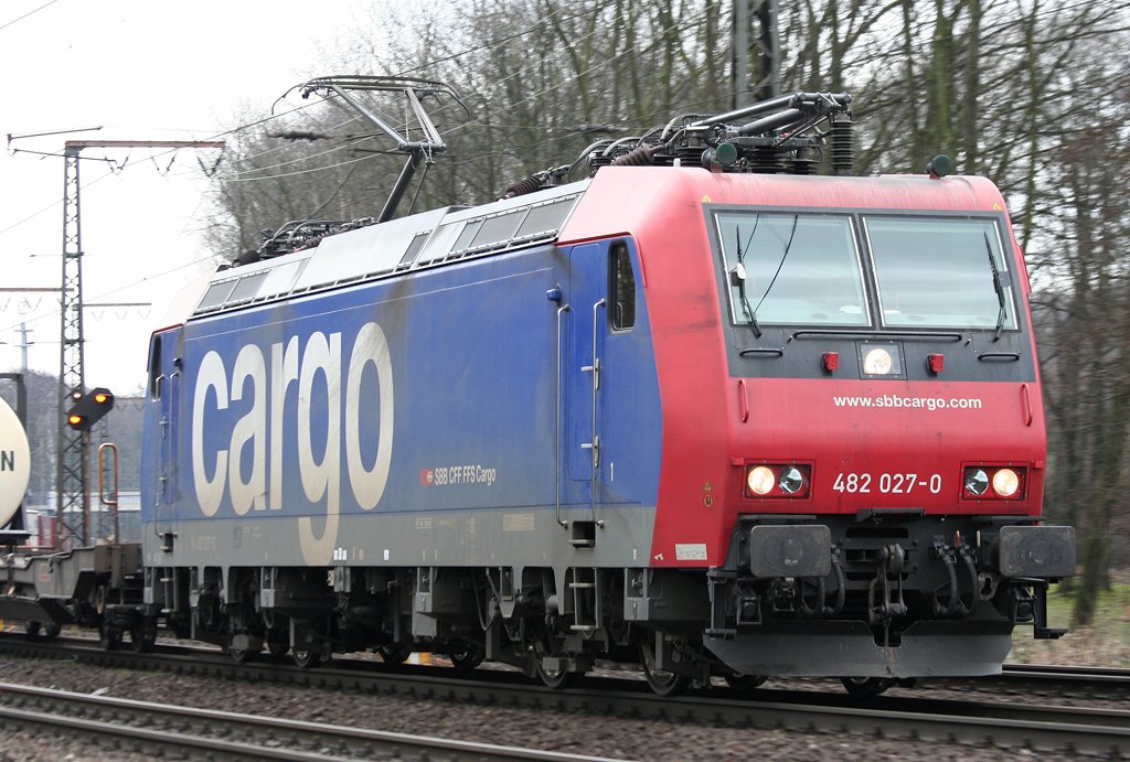 Die 482 027-0 der SBB Cargo zieht einen Gz durch Duisburg Neudorf am 20.03.2010