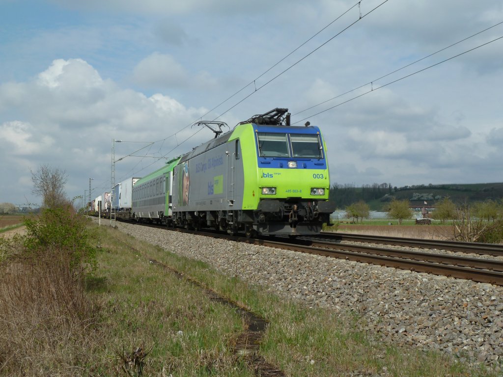 Die 485 003-8 der BLS ist mit ihrer Rola auf dem Weg von Freiburg (Breisgau) Gbf nach Navara, welche Sie bis Domodossola bringen wird. Dort bernimmt den Zug dann bis an das endgltige Ziel eine Re 474 (BR 189 SBB).
Das Bild entstand am 04.04.12 bei Hgelheim.