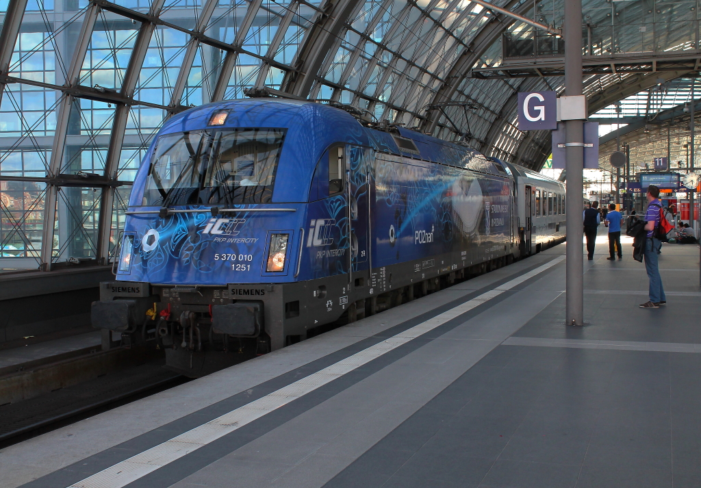 Die 5 370 010 mit dem Berlin-Warschau-Express EC 47 kurz vor der Abfahrt am 22.07.2012 in Berlin Hbf. 
