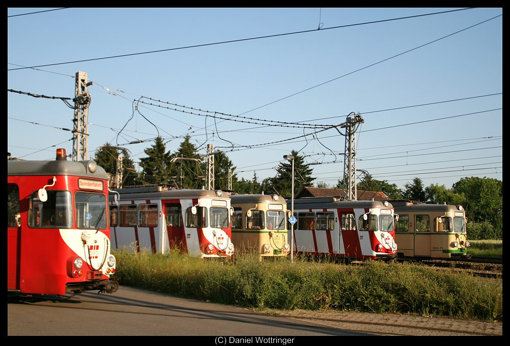 Die 5 bei der OEG verbliebenen Rastatter Triebwagen am 27. Juni 2010 in Edingen vor dem Betriebshof.