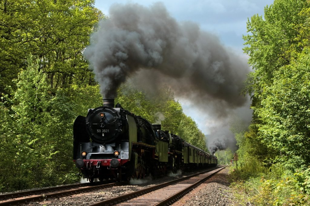 Die 50 3501 der MDV bei der Pendelfahrt auf der Schiefen Ebene als Vorspannlok vor 41 018 und am Schlu die 58 311 am 23.Mai '10