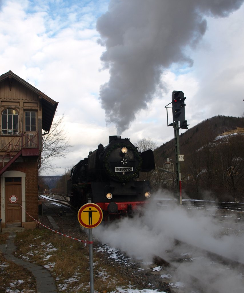 Die 50 3552-2 der Hanauer Museumseisenbahn am 19.12.2011 beim Umsetzen im Bahnhof Schelklingen. Rechts das Stellwerk 1, ein denkmalgesch�tztes Stellwerk der w�rttembergischen Bauart  Bruchsal G  mit vollst�ndig erhaltener Inneneinrichtung. Das Stellwerk kann besichtigt werden; Termine unter www.stw1-schelklingen.de.