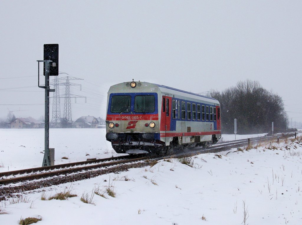 Die 5047 065 am 27.12.2010 unterwegs beim Abzweig Mining. 