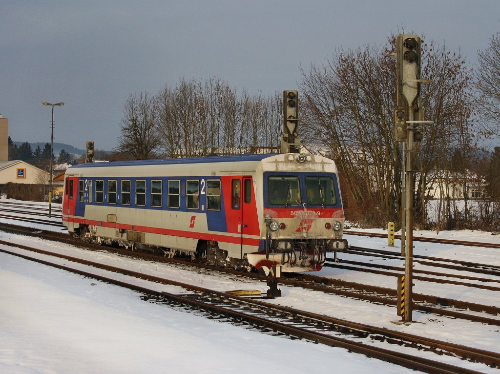 Die 5047 074 am 27.12.2010 bei einer Rangierfahrt in Braunau. 