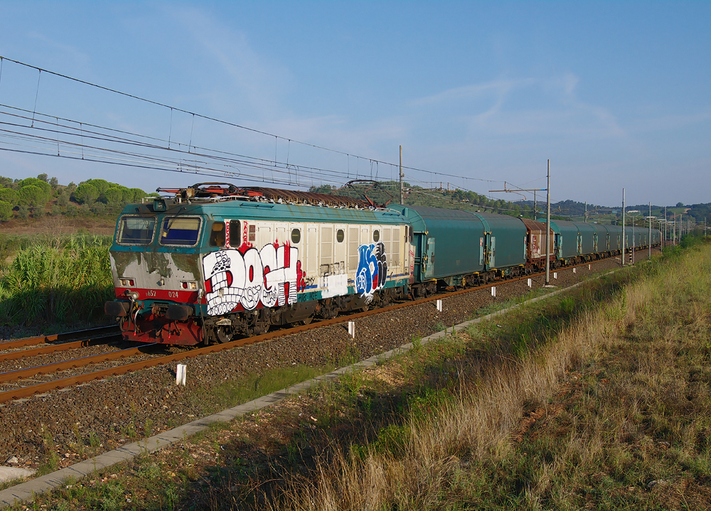 Die 5.100 kW starke Chopper-Lok 652 024 verlsst gerade mit einem Gterzug den Bahnhof Gavorrano in Richtung Sden.