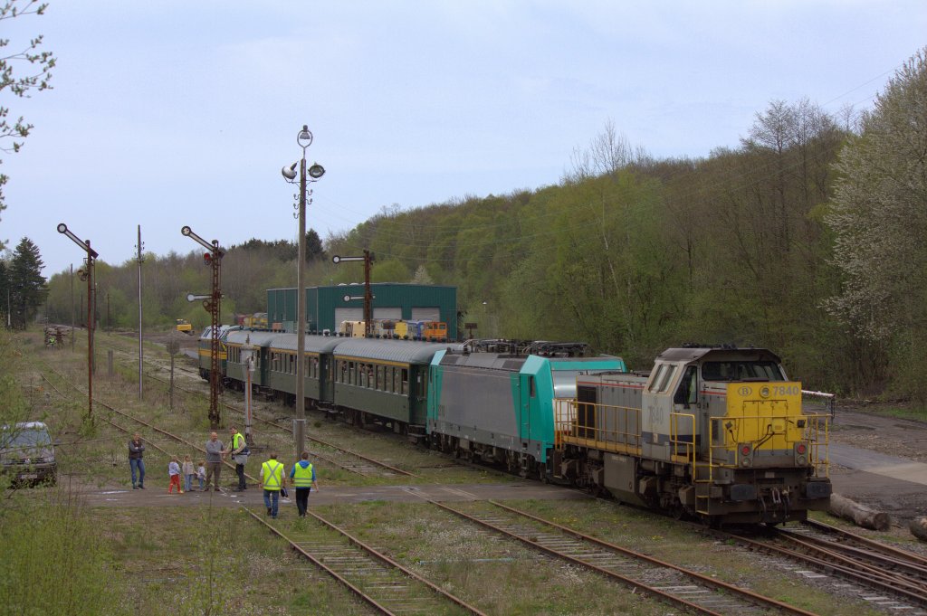 Die 5166 fuhr am 28.04.2012 mit der 2810 und der 7840 und einem Sonderzug in Raeren.