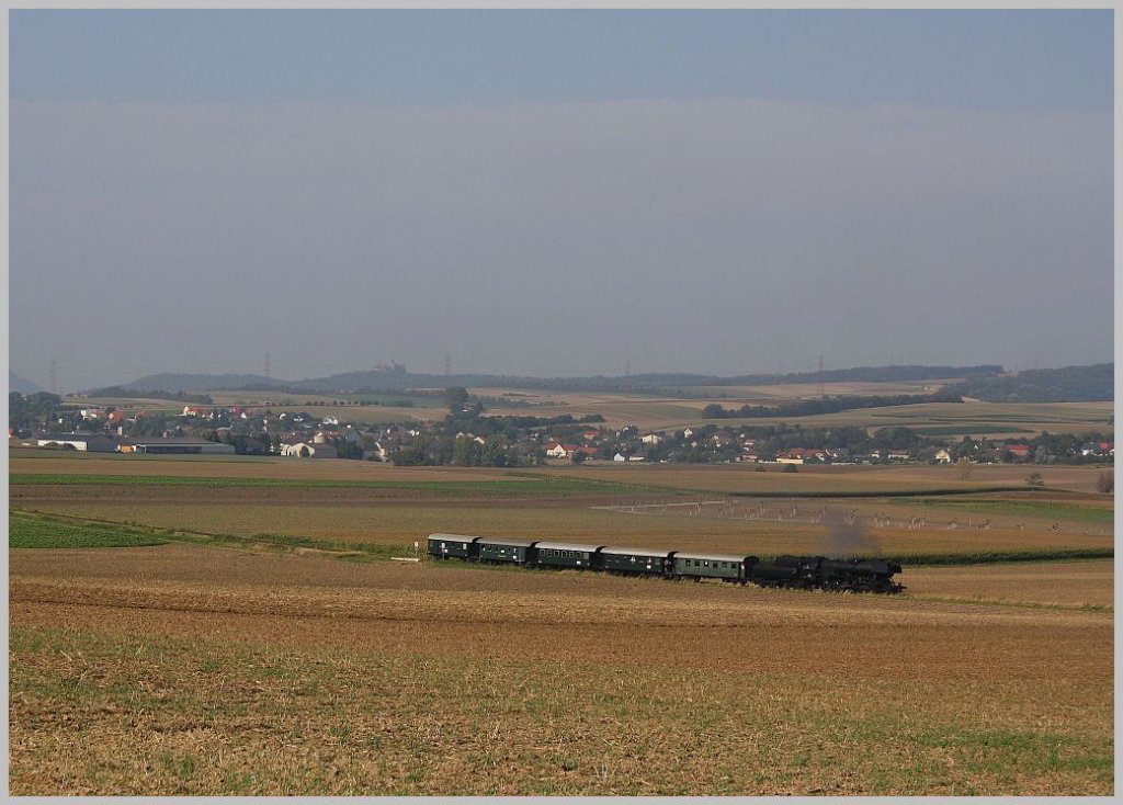 Die 52 100 mit REX 7390 am Morgen des 27. August 2011 kurz vor Mollmannsdorf.