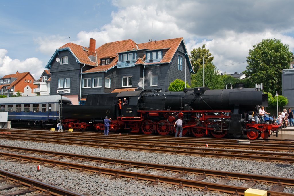 Die 52 4867 der Historische Eisenbahn Frankfurt (HEF) ist mit Sonderzug von Frankfurt-Hchst am 12.06.2011 in den Bahnhof Knigstein/Taunus eingefahren. Hier war am Pfingsten 2011 Bahnhofsfest.