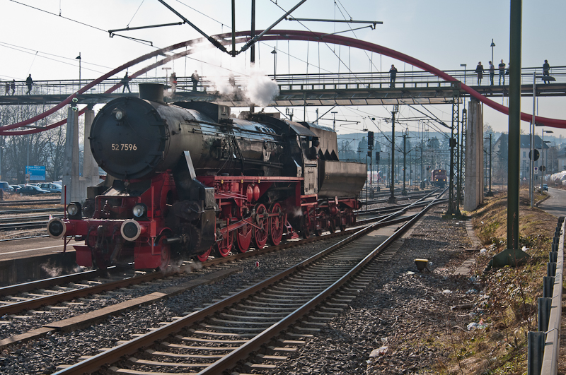 Die 52 7596 der Eisenbahnfreunde Zollernbahn am 12. Februar 2011 beim Rangieren in Konstanz.