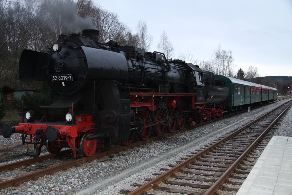 Die 52 8079 der Dampf Plus GmbH mit dem Sonderzug der Eisenbahnnostalgie Chemnitz Erzgebirge nach Zwnitzam 28.11.2009. Augenommen in Thalheim