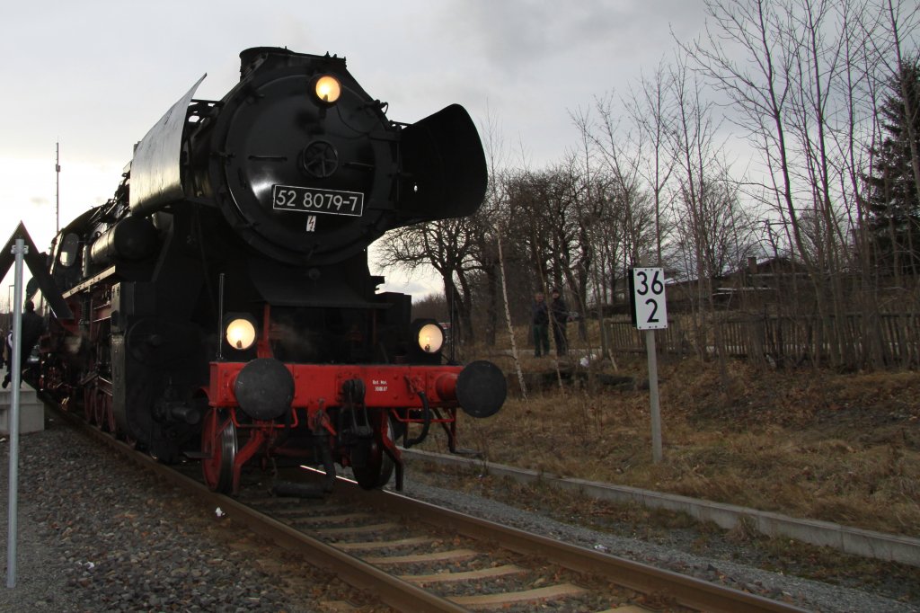 Die 52 8079 wartet am 28.11.2009 im Bahnhof Zwnitz auf die Abfahrt.