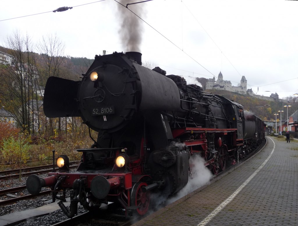 Die 52 8106 legte am 07.11.09 auf dem Weg zur Allerheiligenkirmes in  Soest einen Zwischenhalt in Altena ein. 